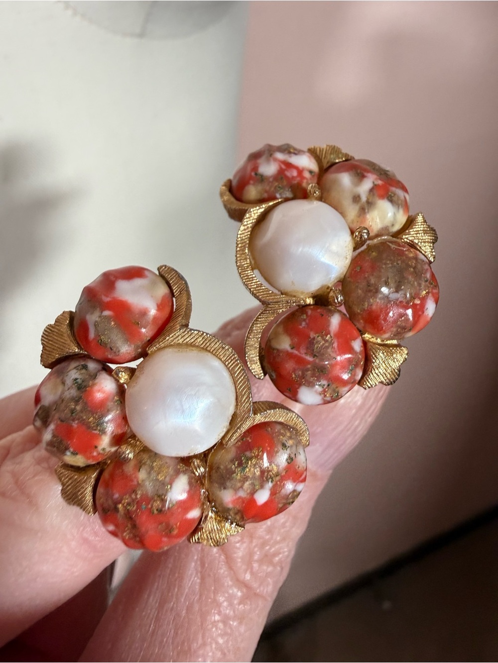 Vintage 1940 50’s marbled Coral glass Faux baroque Pearl matte gold Earrings
